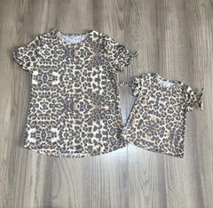 Mommy and daughter girl leopard T-shirts